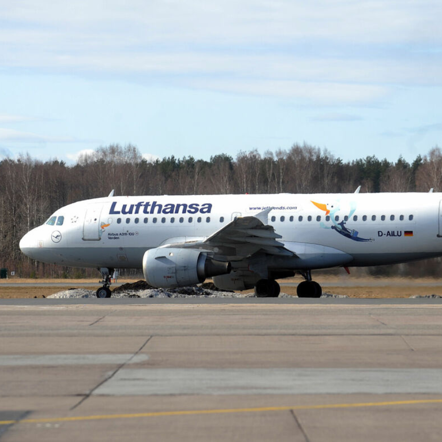 <p>"Lufthansa" piloti nolemj rīkot streiku</p>