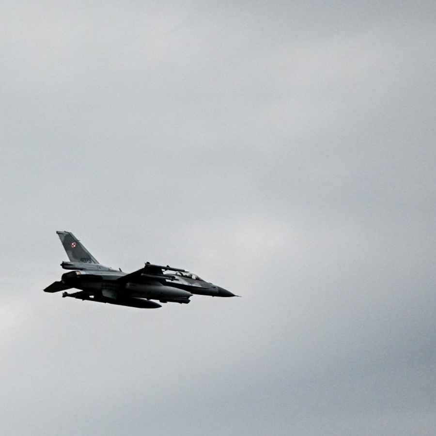 <p>Poļu karavīri notriec mērķus, kas pārkāpj gaisa robežu</p>