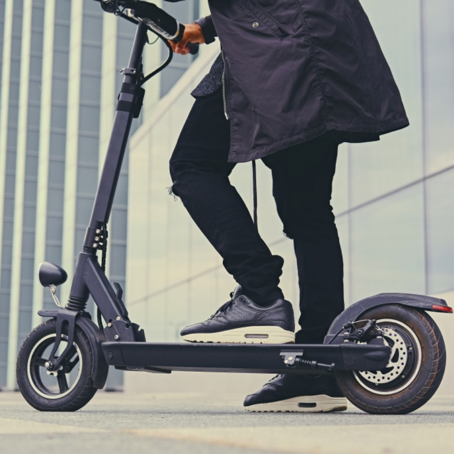 <p>Elektroskrejriteņu un velosipēdu reģistrācijas uzlīmes varēs saņemt pakomātā</p>