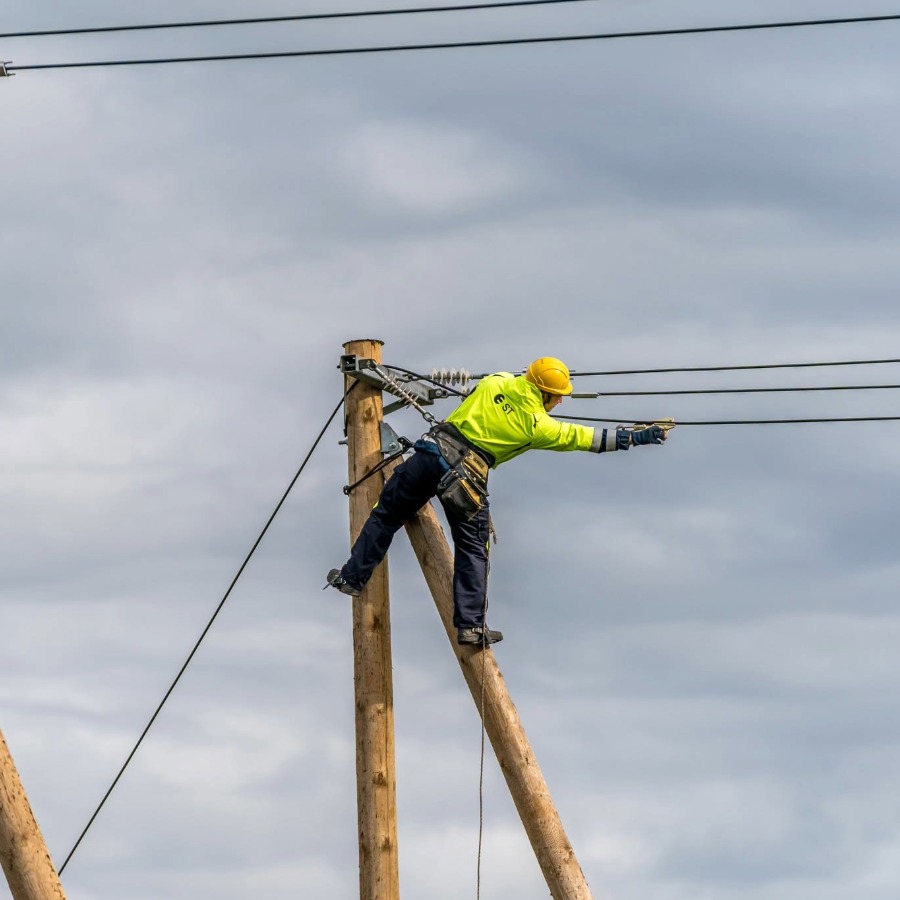 <p>Bez elektrības pirmdienas rītā joprojām aptuveni 87 000 klientu</p>