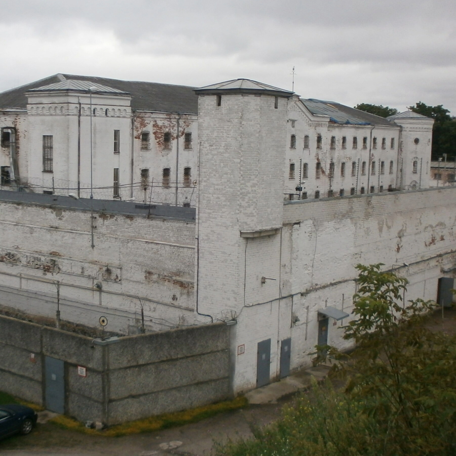 <p>Pēc Daugavgrīvas cietuma slēg&scaron;anas darbu varētu zaudēt ap 150-200 darbinieku</p>