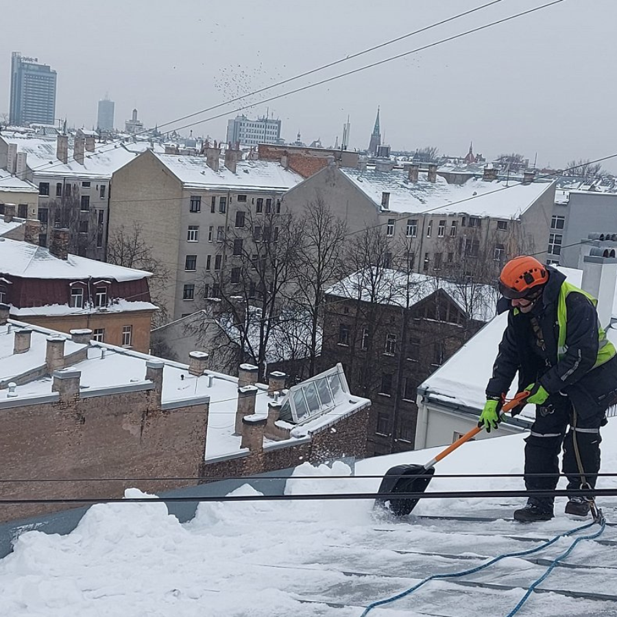 <p>Aicina tīrīt sniegu no jumtiem un lieki nenorobežot ietves</p>