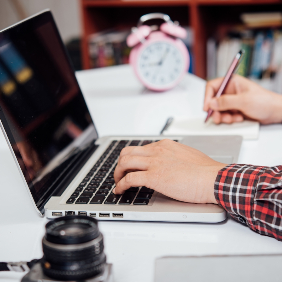 <p>Pārskatot grozījumus par tālmācību, lemj sākt tās ierobežo&scaron;anu&nbsp;</p>