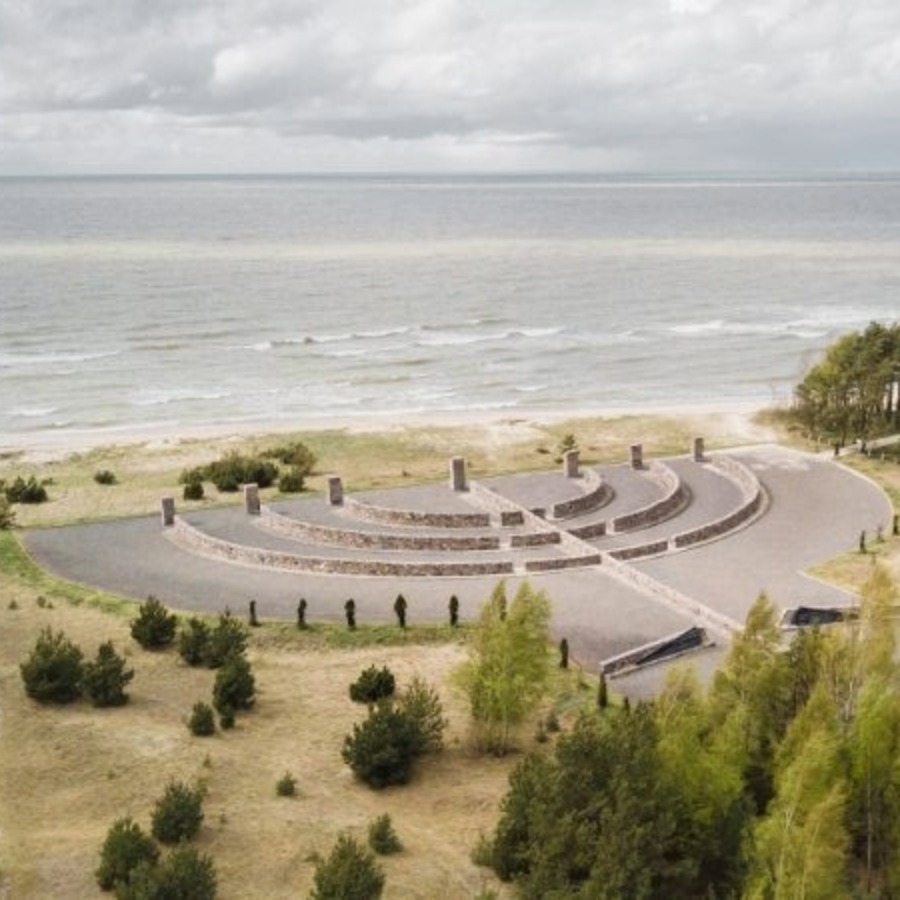 <p>Atklāj Liepājas bākas holokausta memoriālu</p>