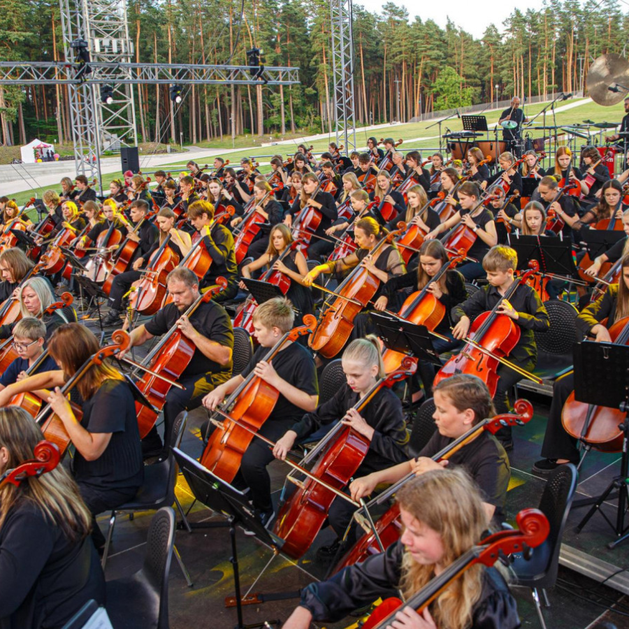 <p>130 čellisti no visas Latvijas vienosies vērienīgajā &ldquo;Melo-M Mega orķestra koncertā&rdquo;</p>
