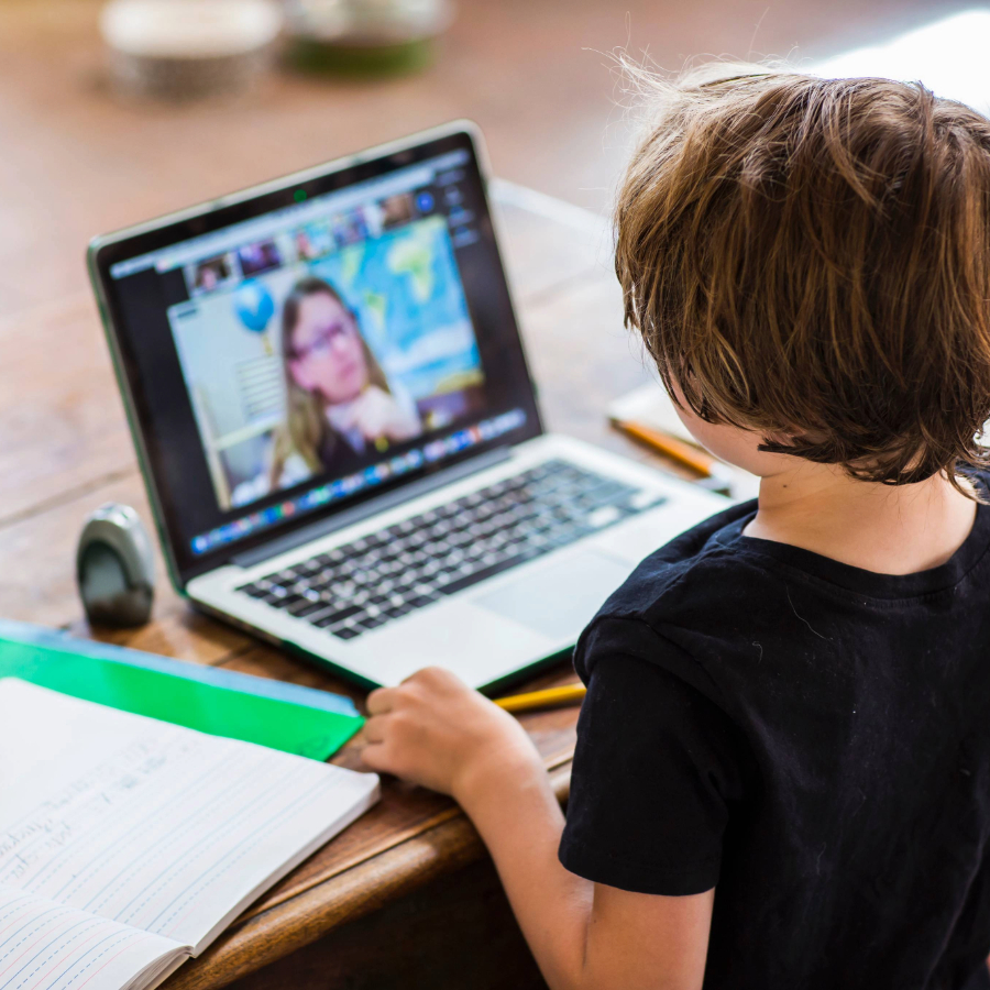 <p>Saeima panāk vieno&scaron;anos ierobežot tālmācību pirmajās se&scaron;ās klasēs</p>