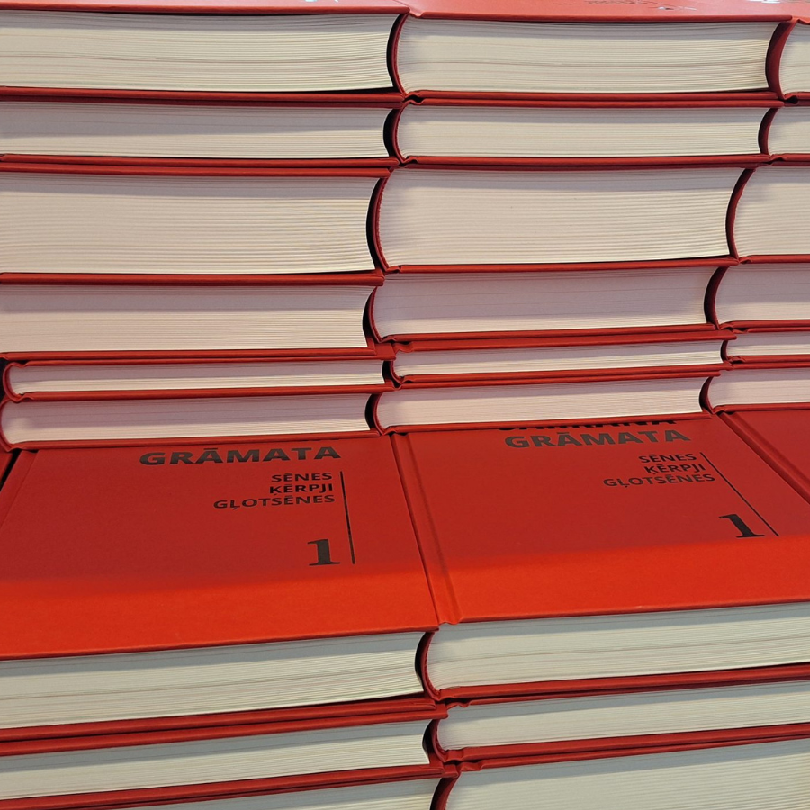 <p>Latvijā izdod jaunu Sarkano grāmatu</p>