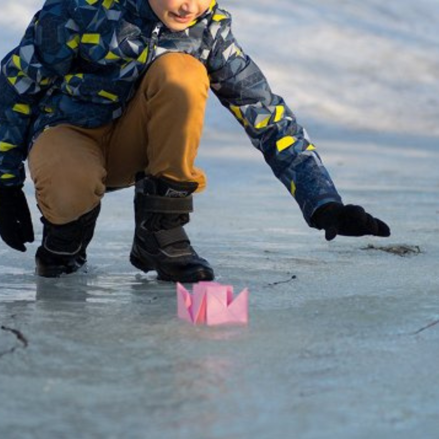 <p>Glābēji palīdz no ledus krastā nonākt diviem bērniem Rīgā</p>