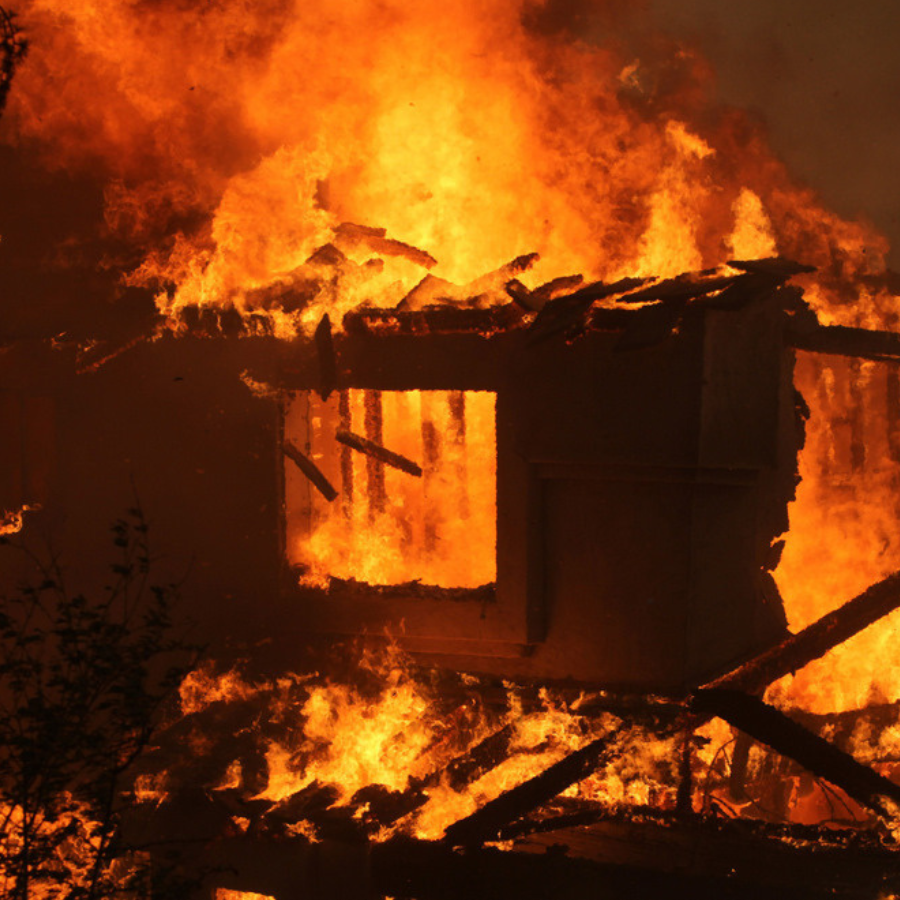 <p>Dzīvojamās mājas ugunsgrēkā Ķekavas pagastā gāju&scaron;i bojā divi bērni un vairāki cilvēki cietu&scaron;i</p>