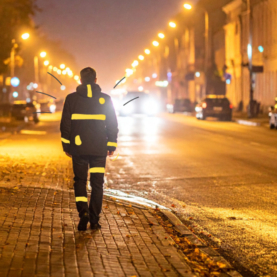 <p>Valsts policija akcijā "Izgaismo tumsu!" iedzīvotājiem Latgalē dala atstarotājus</p>