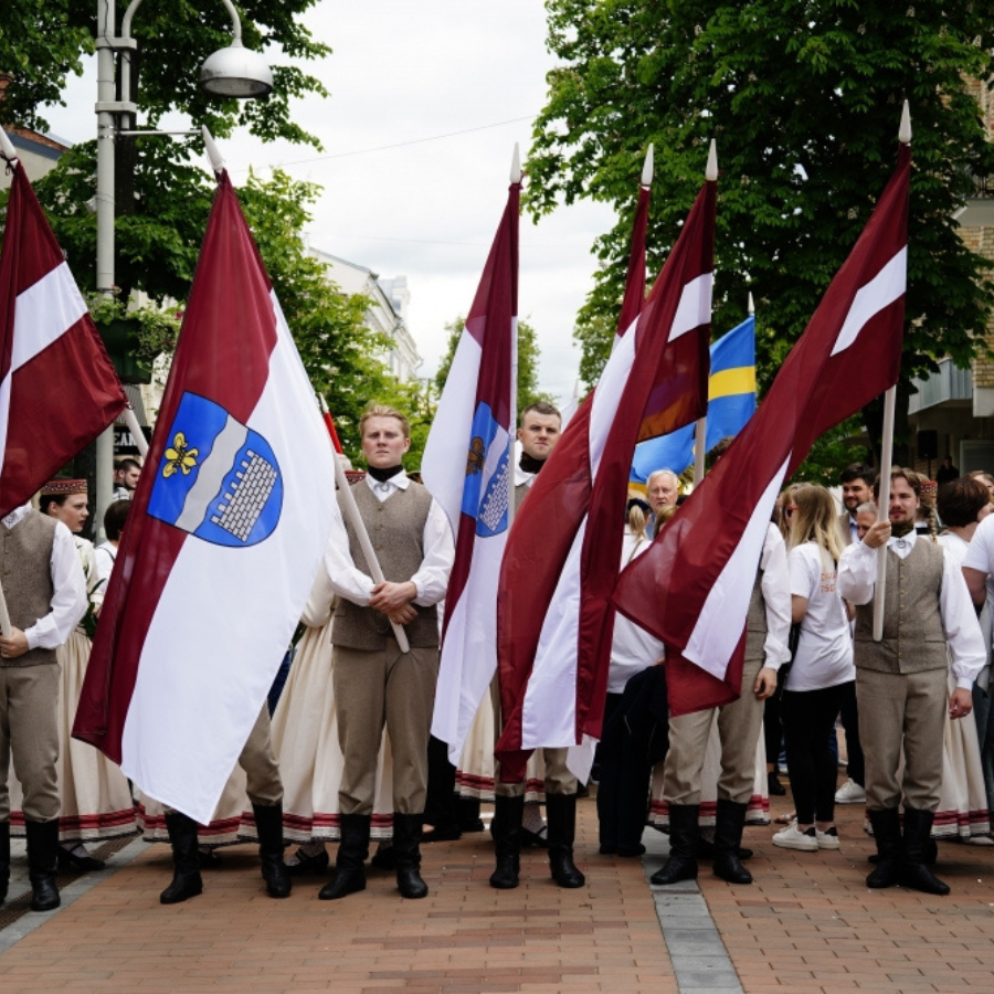 <p>Pa&scaron;valdība aicina pilsētas svētku nedēļā pie mājām izkārt Daugavpils karogus</p>