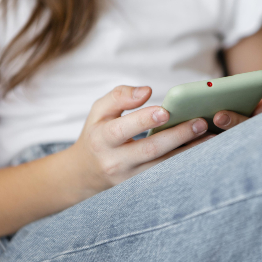 <p>Aizliegs mobilos tālruņus skolās līdz pat 9. klasei</p>