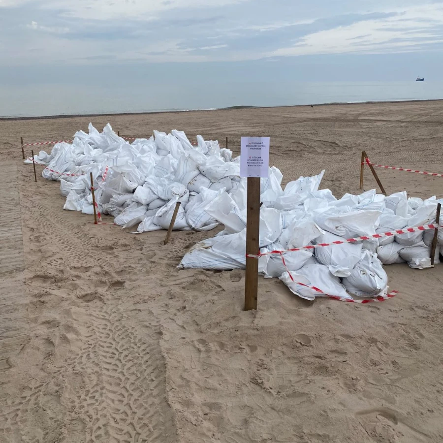 <p>VVD: Ventspils piekrastē naftas piesārņojums, visticamāk, nopludināts no kuģa</p>