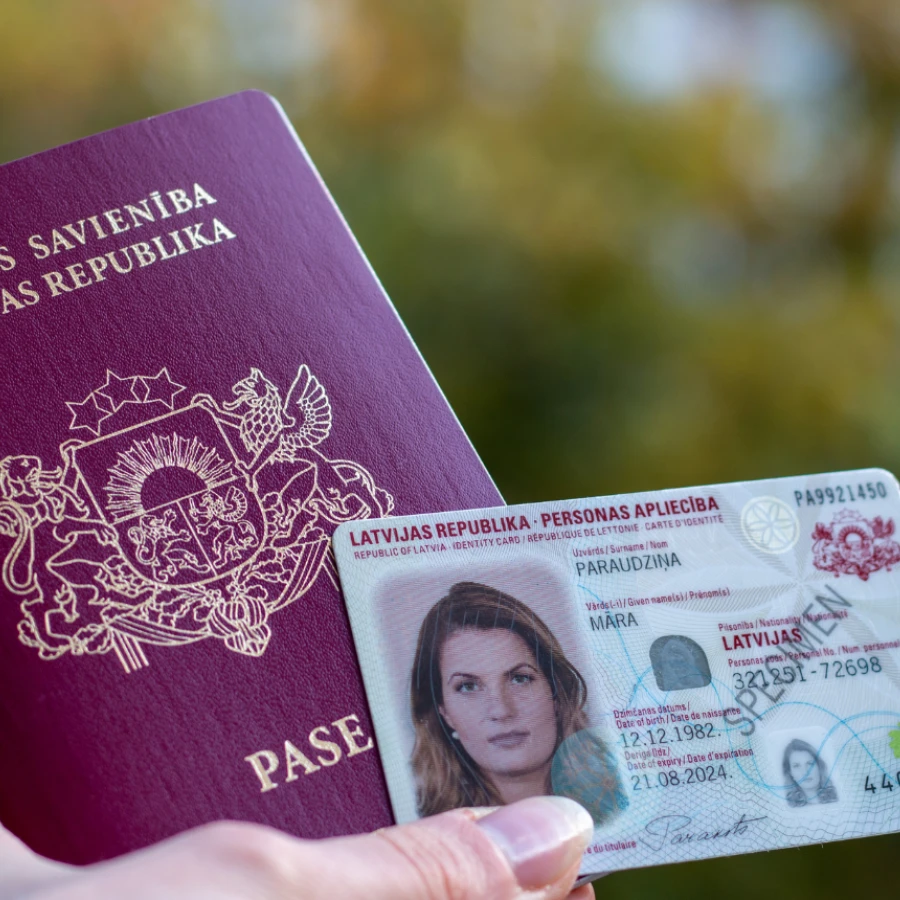<p>Rosina atteikties no obligātas eID kartes un ļaut iedzīvotājiem izvēlēties starp pasi un personas apliecību</p>