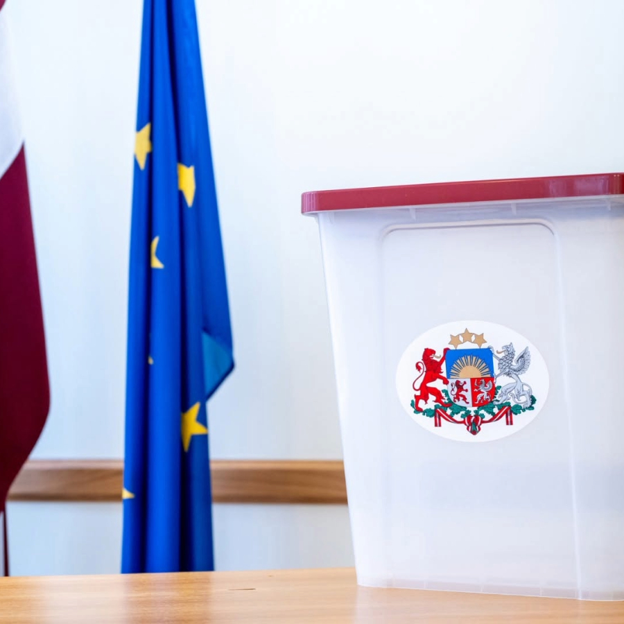 <p>No &scaron;odienas vēlētāji Saeimas vēlē&scaron;anās varēs sākt nodot savas balsis glabā&scaron;anā</p>