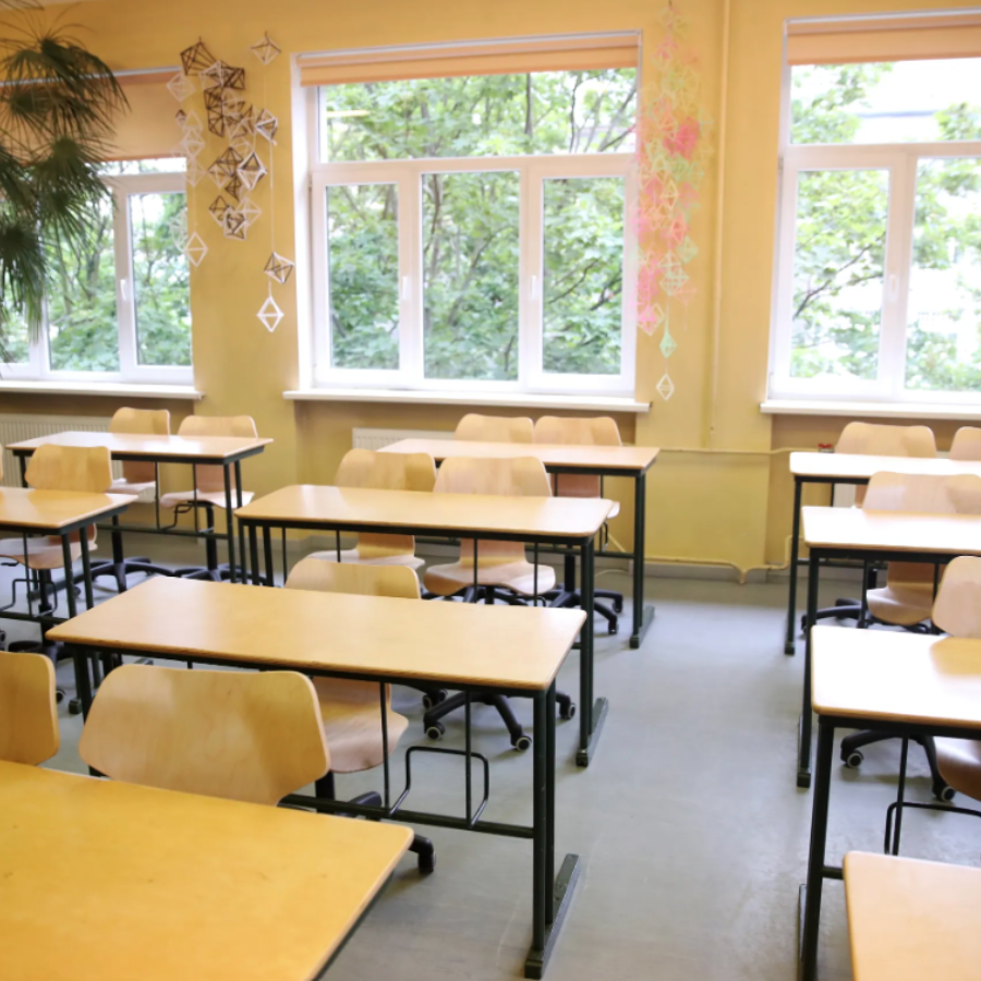 <p>Nākotnē praktiskās mācības par rīcību gaisa apdraudējuma gadījumā varētu rīkot visās skolās</p>