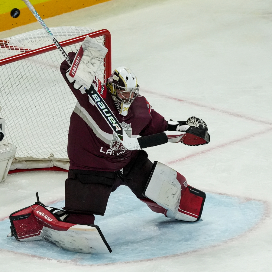 <p>Latvijas izlasei neizdodas pārspēt spēcīgos zviedrus</p>