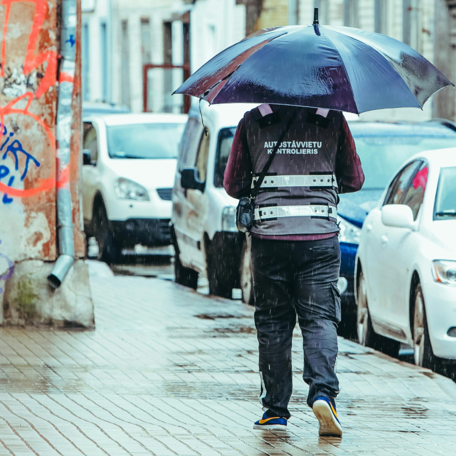 <p>Ceturtdien Latvijā bagātīgi līs, laiks būs drēgns</p>