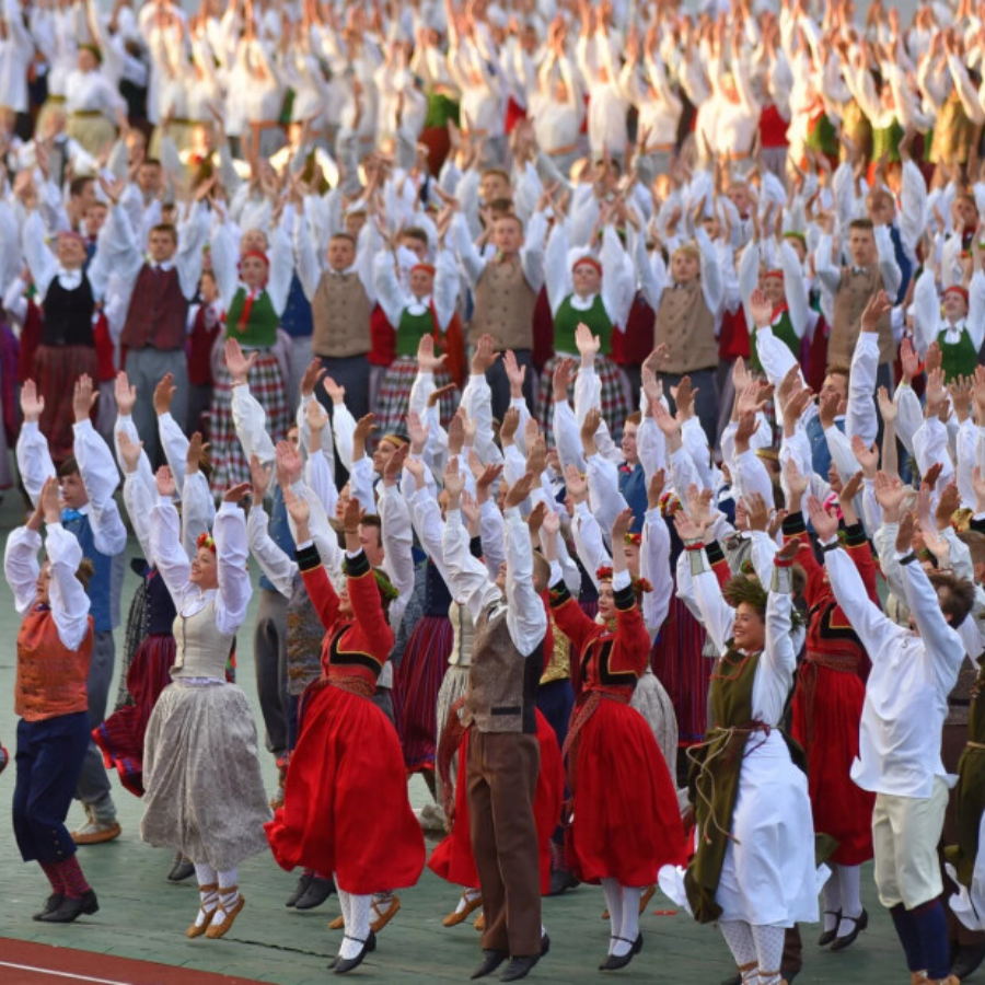 <p>XIII Latvijas Skolu jaunatnes dziesmu un deju svētki pulcēs ap 37 550 dalībniekus</p>