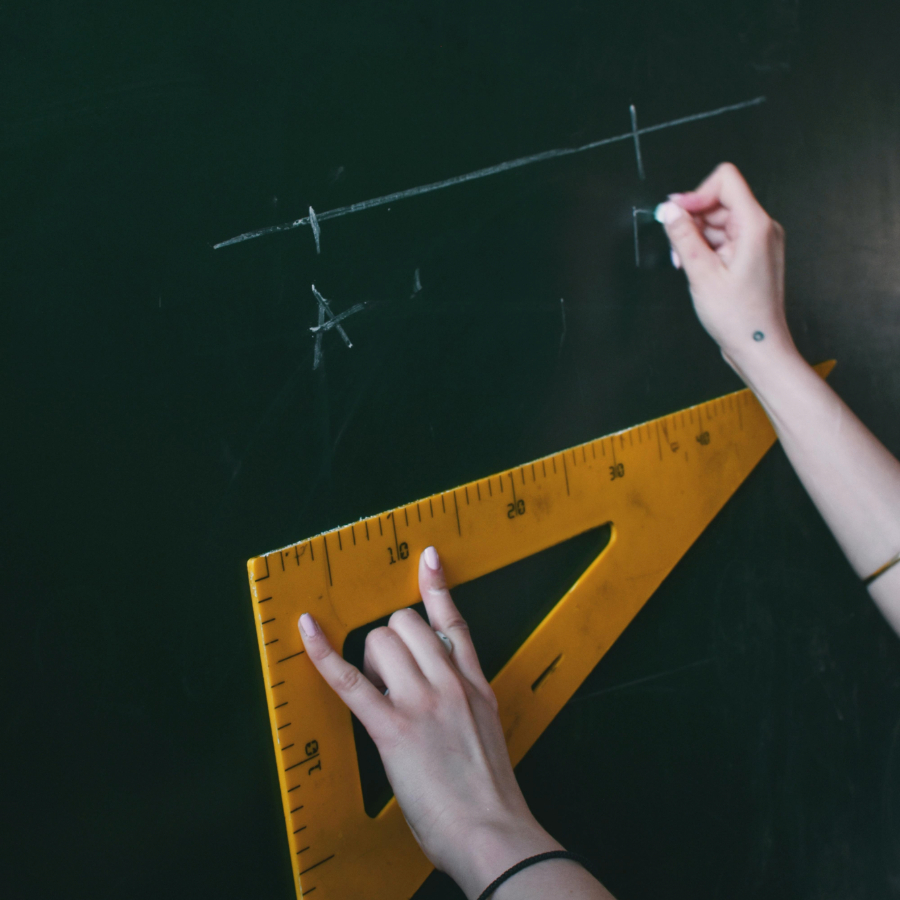 <p>Savāc parakstus iniciatīvai par pedagogu izdienas pensiju, tomēr par iespējām ieviest &scaron;aubās</p>