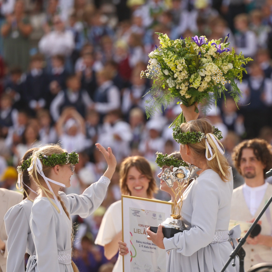 <p>Mežaparkā pasniegta Lielā balva Skolu jaunatnes dziesmu un deju svētku Koru konkursa uzvarētājam</p>