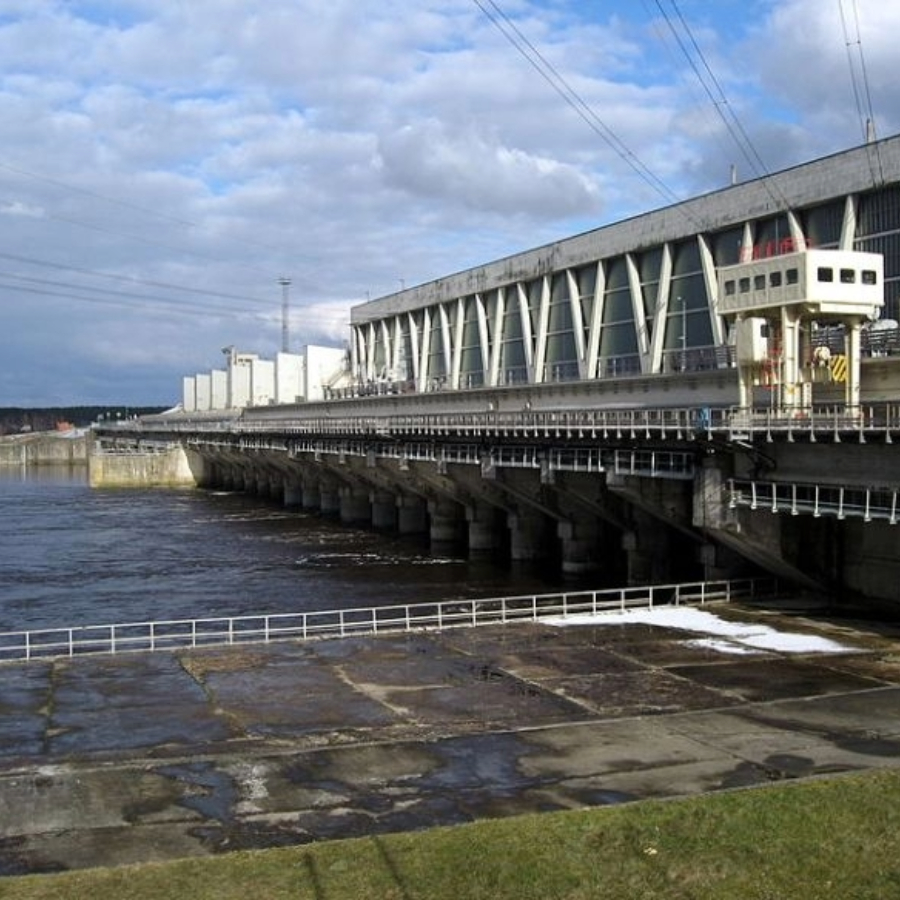 <p>Pazeminās ūdens līmeni Rīgas HES</p>