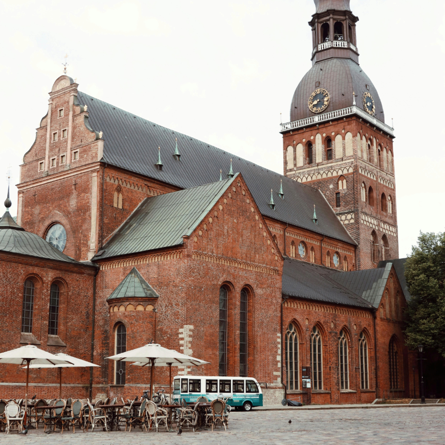 <p>Doma laukumā varēs vērot skolēnu dziesmu un deju svētku pasākumu tie&scaron;raides</p>