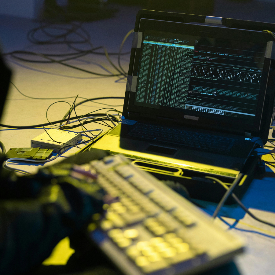 <p>Aizturēta persona, kas saistīta ar spridzinā&scaron;anas draudu e-pastu izsūtī&scaron;anu izglītības iestādēm</p>