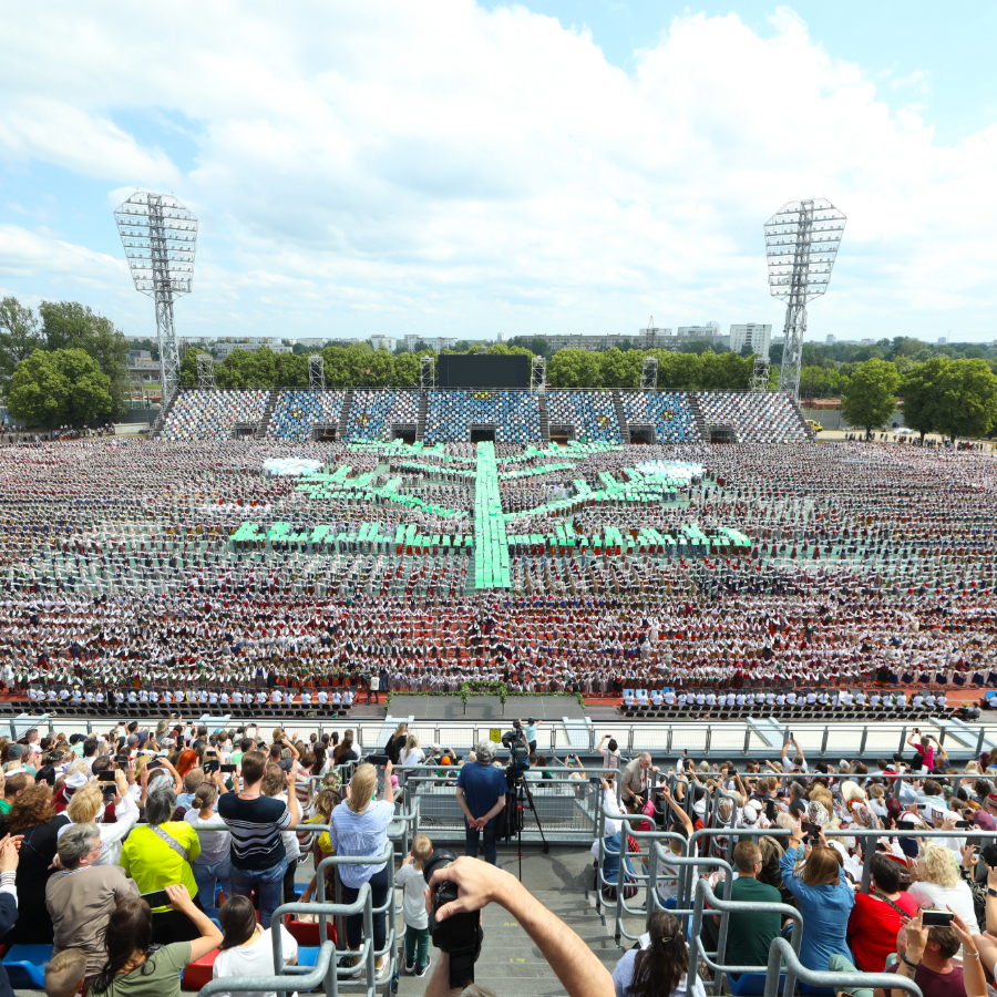 <p>Atsevi&scaron;ķi skatītāji lūdz atmaksāt naudu par biļetēm uz negaisa pārtraukto deju lielkoncertu</p>