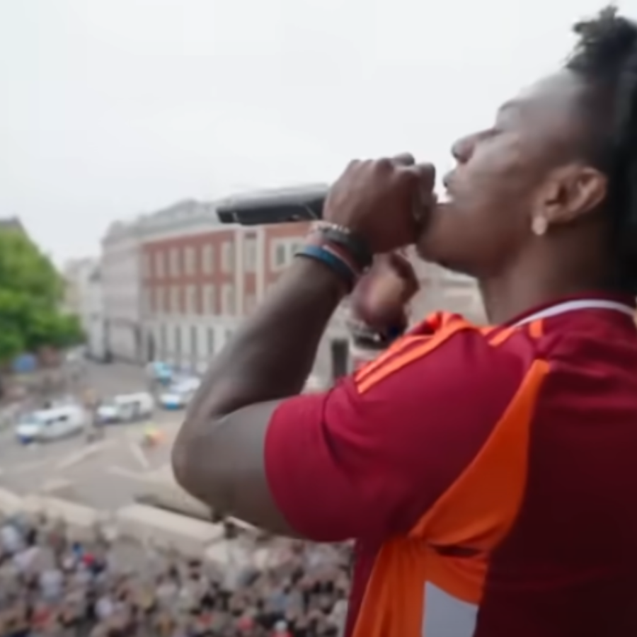 <p>"IShowSpeed" Rīgā piesaista vairākus tūksto&scaron;us fanu</p>