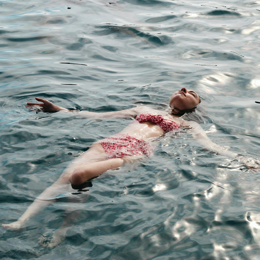 <p>Latvijas piekrastē ūdens temperatūra jūrā ir no 15 līdz 23 grādiem</p>