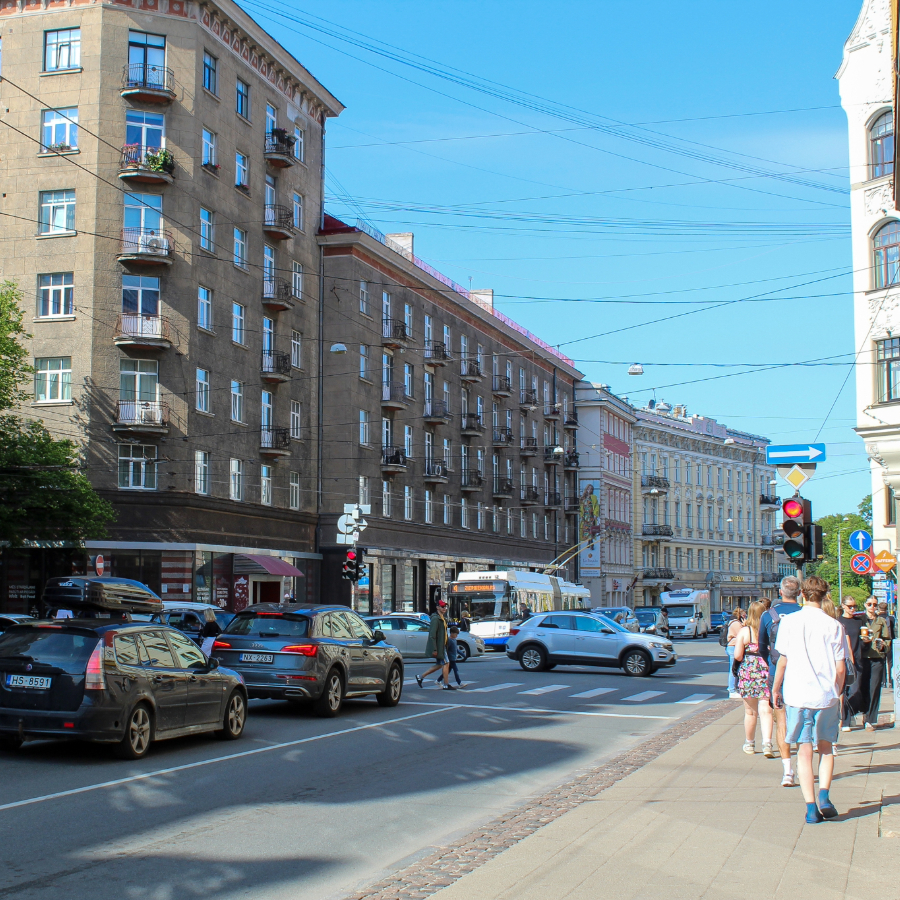 <p>Brīdina par lēnu satiksmi, piektdienas pēcpusdienā pametot Rīgu</p>