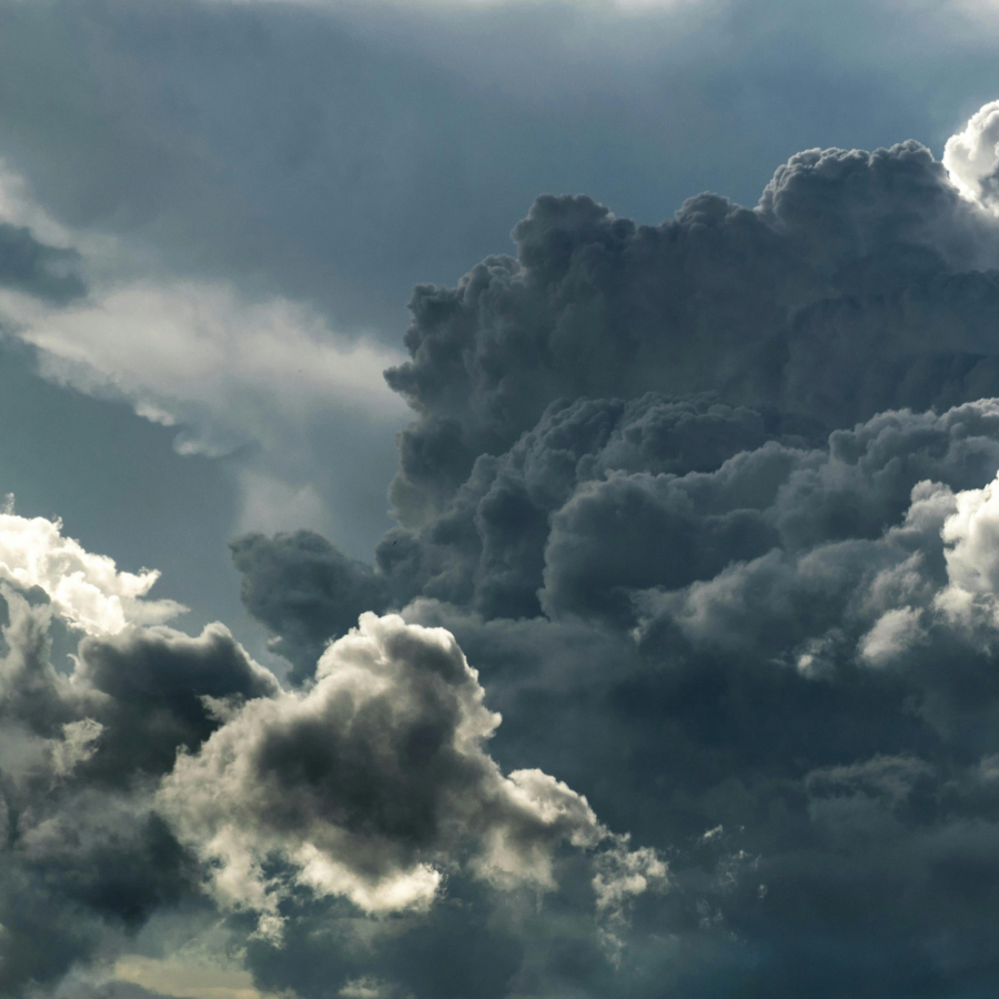 <p>Tuvākajā laikā siltas dienas mīsies ar lietusgāzēm</p>