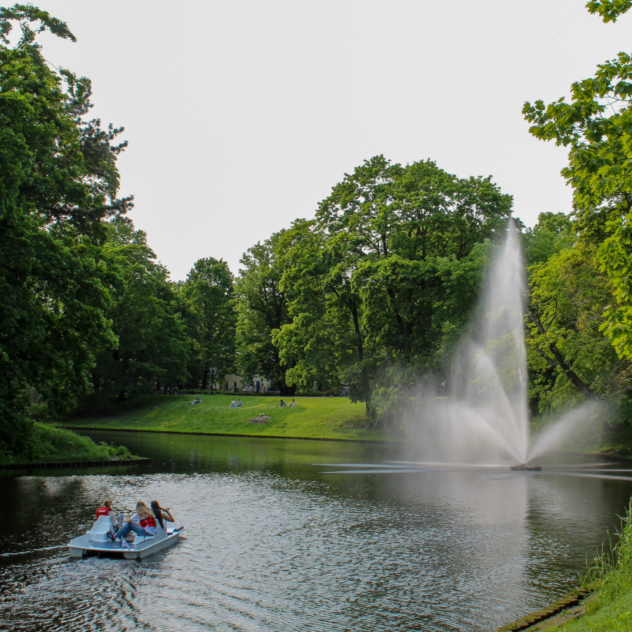 <p>Otrdien saule mīsies ar mākoņiem, vietām pērkona negaiss</p>