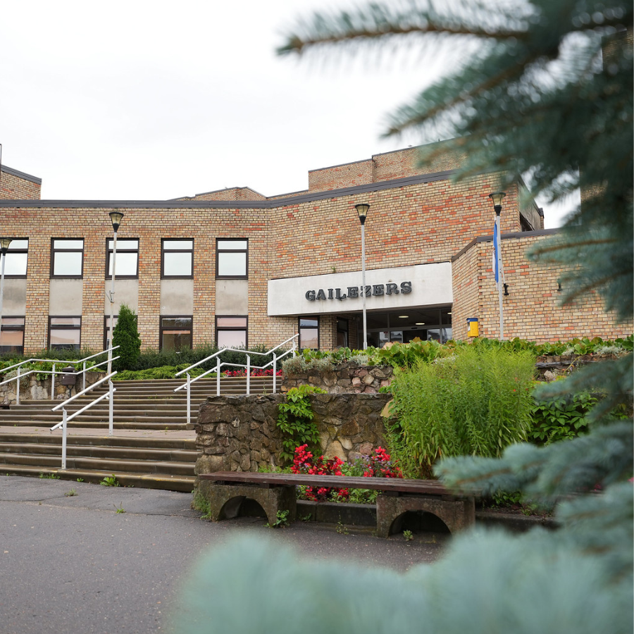 <p>Sociālās aprūpes centros turpinās veidot ģimenisku vidi</p>