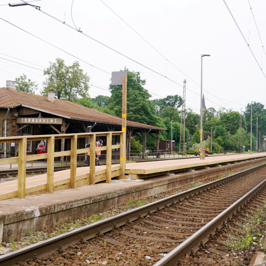 <p>Zasulauka stacijā sāk izmantot pagaidu paaugstinātās platformas</p>
