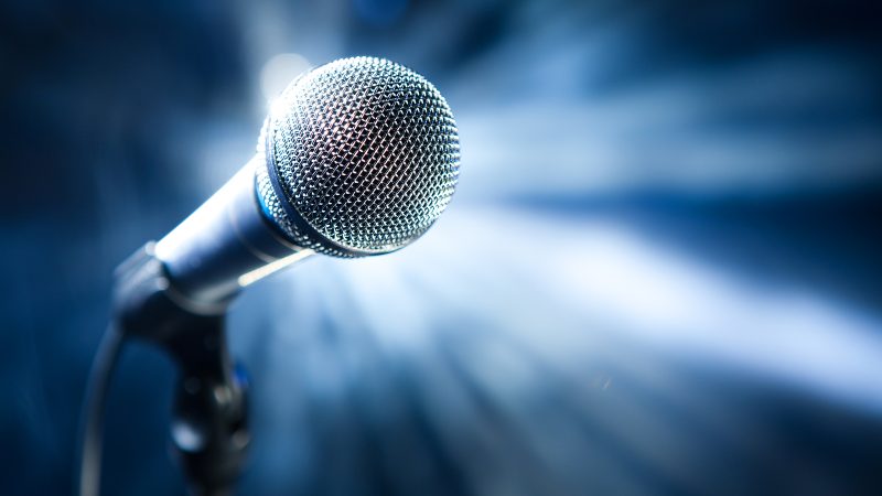 microphone-on-stage-with-audience-wallpaper-1